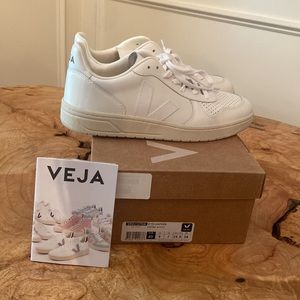 VEJA V-10 WHITE LEATHER. NEW with BOX. Sz. 9